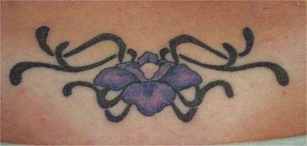 紫色兰花与黑色藤蔓纹身图案