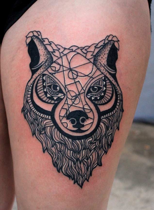 大腿好看的黑白狼与几何装饰纹身图案