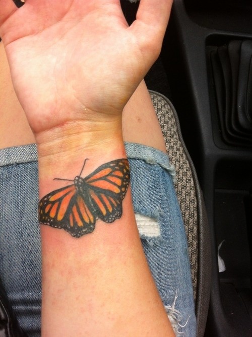 写实的蝴蝶手腕纹身图案