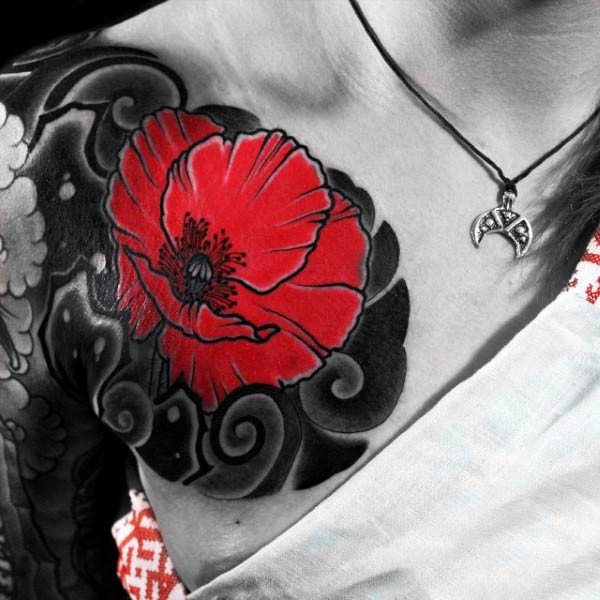 胸部上鲜红的小花纹身图案