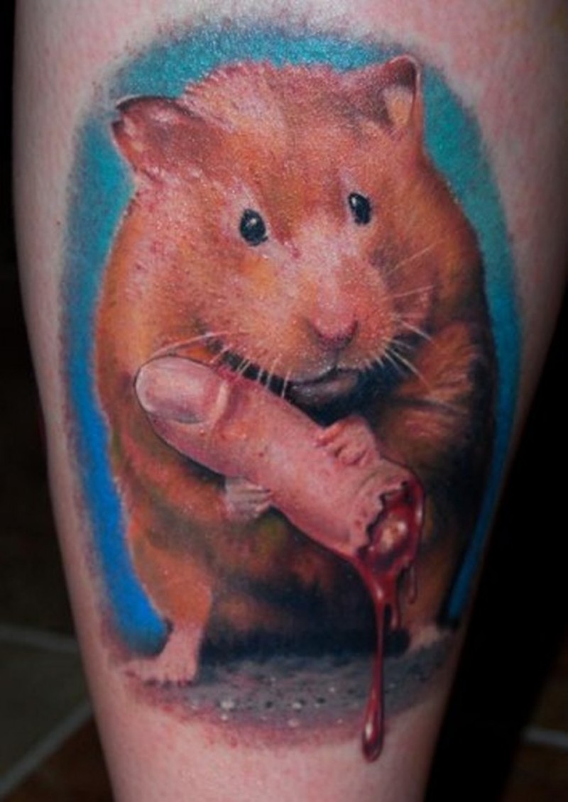 蓝色背景老鼠和人的手指纹身图案