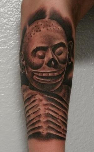 手臂黑灰滑稽的骨架式雕塑纹身图案