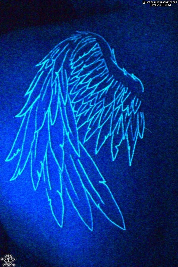 肩部线条翅膀荧光纹身图案