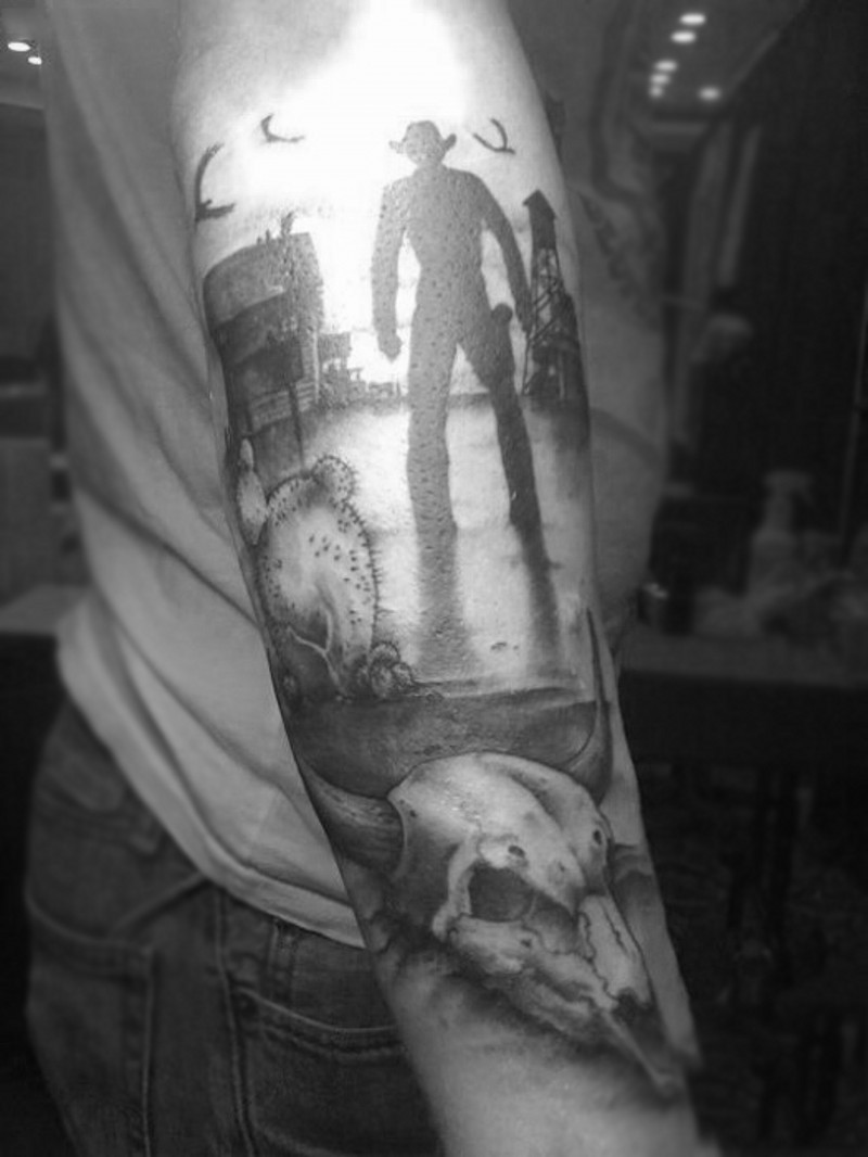 手臂黑灰牛仔和城市羊头骷髅纹身图案