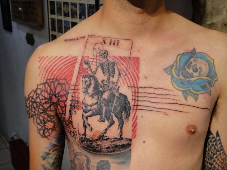 胸部超现实主义彩色骷髅骑士纹身图案