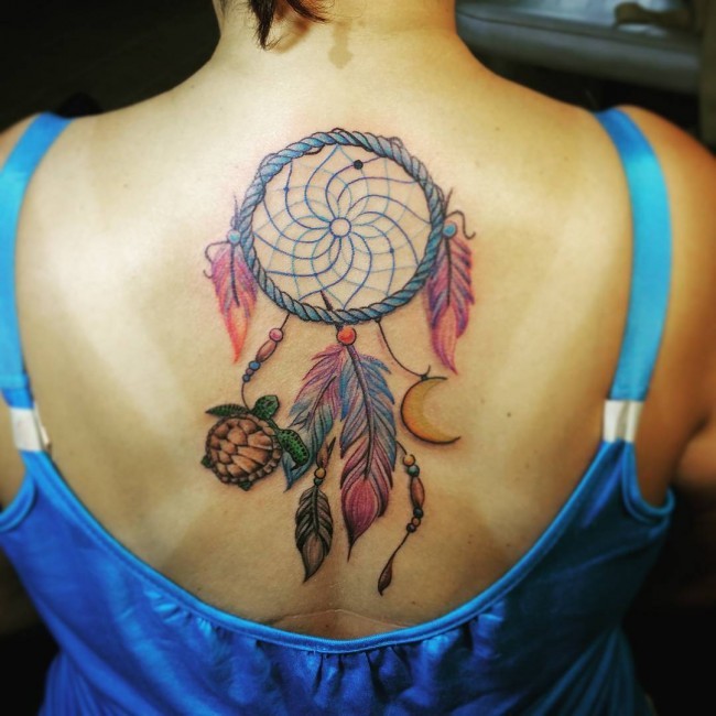 背部甜美的彩色捕梦网和乌龟纹身图案