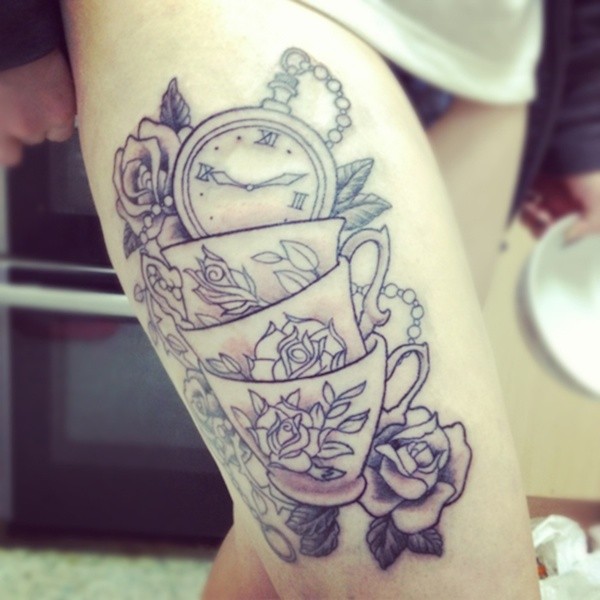 大腿神奇的黑白时钟与杯子玫瑰纹身图案