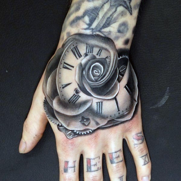 手背令人印象深刻的黑白玫瑰时钟纹身图案
