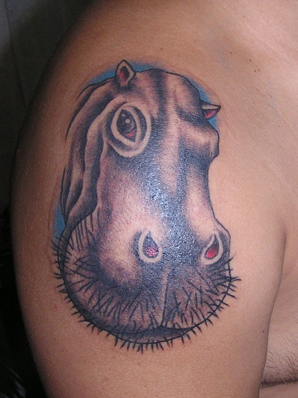 可爱的河马头头和蓝色背景纹身图案