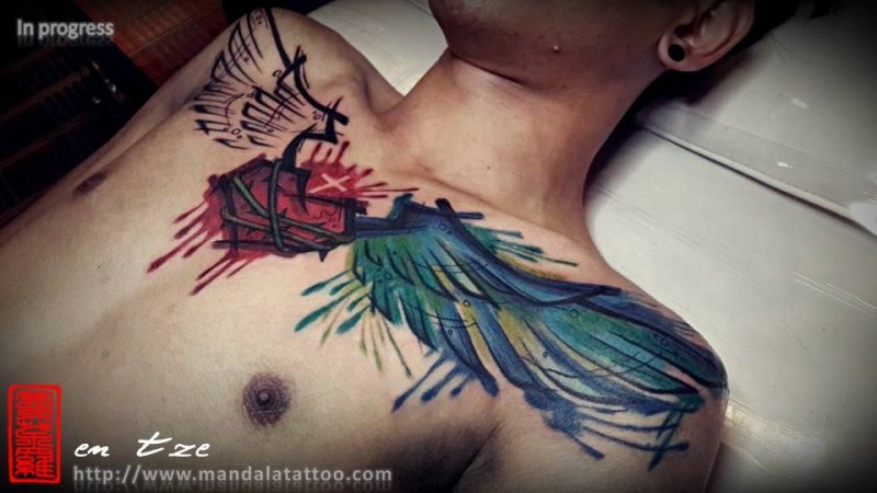 胸部彩色好看的翅膀和心形纹身图案