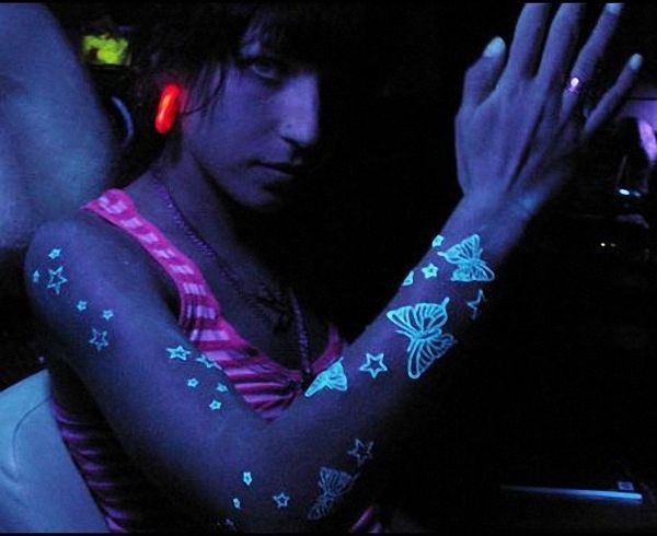 星星和蝴蝶荧光手臂纹身图案