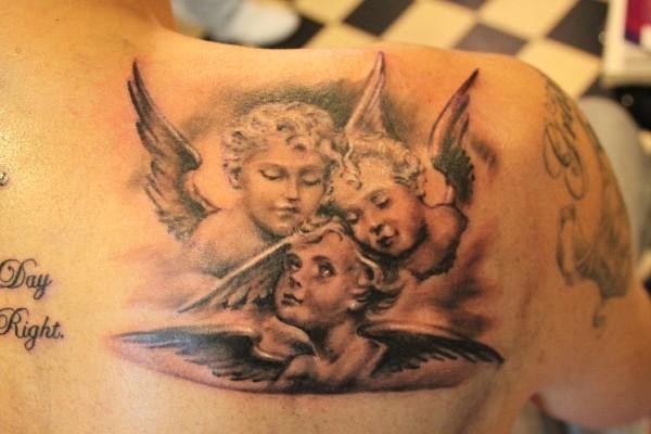 肩部三个天使纹身图案