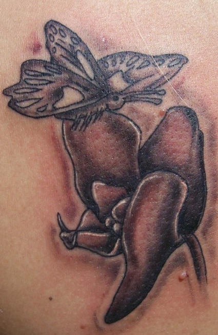 肩膀蝴蝶飞近花朵纹身图案
