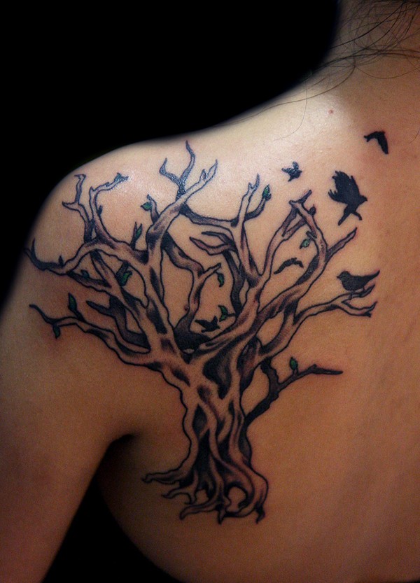 背部黑色枯树与小鸟纹身图案