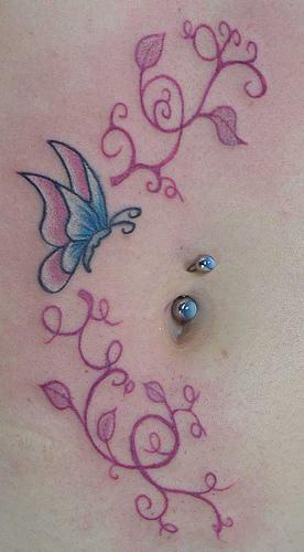浅粉色藤蔓和蓝蝴蝶纹身图案