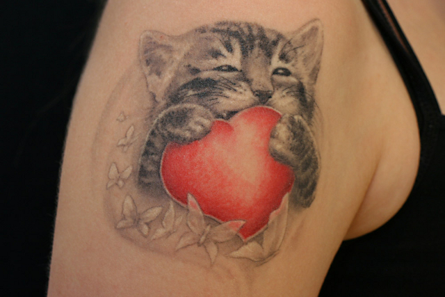 小猫心形与蝴蝶肩部纹身图案