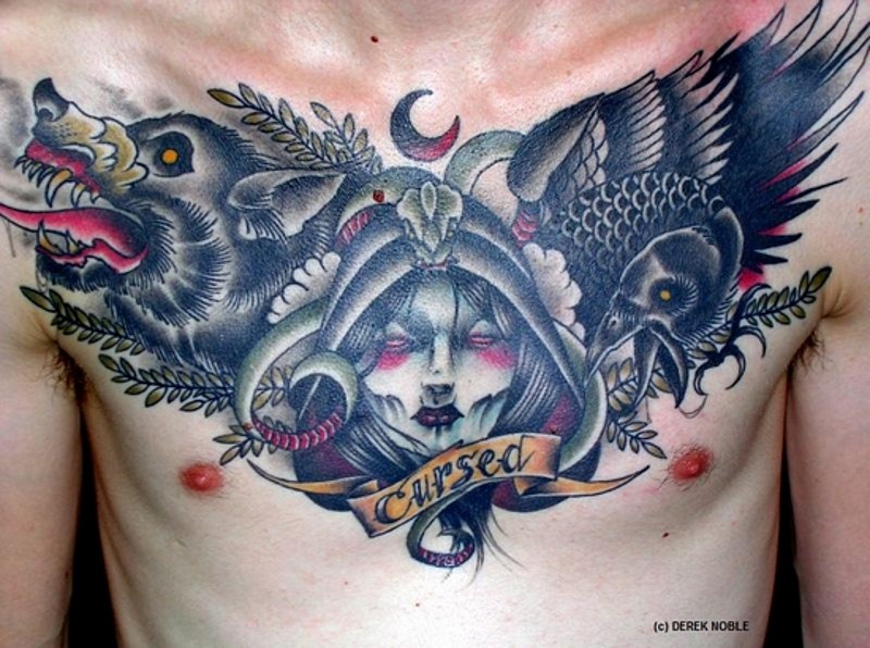 胸部五彩老巫婆脸与地狱狗和乌鸦纹身图案