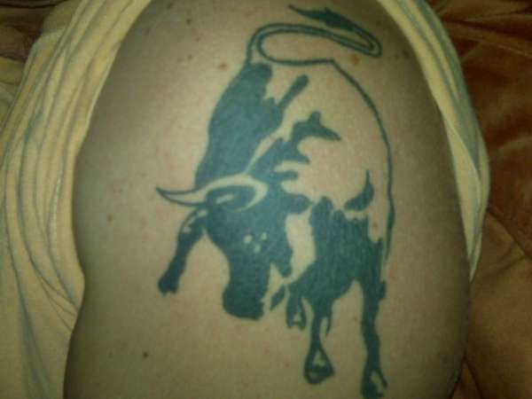 大臂斗牛的公牛剪影纹身图案