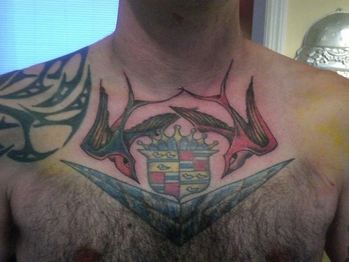 胸部徽章和燕子纹身图案