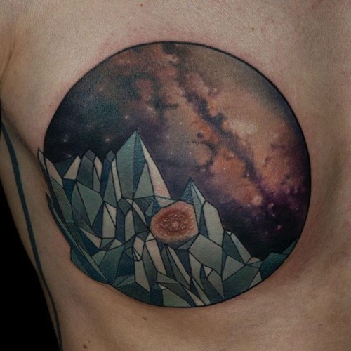 胸部圆形彩色插图式太空山脉纹身图案