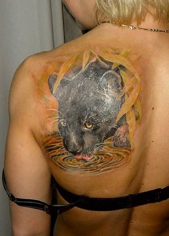 写实黑色豹饮水背部纹身图案