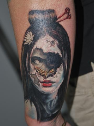 小臂现代传统风格彩色恶魔艺妓和蝴蝶纹身图案