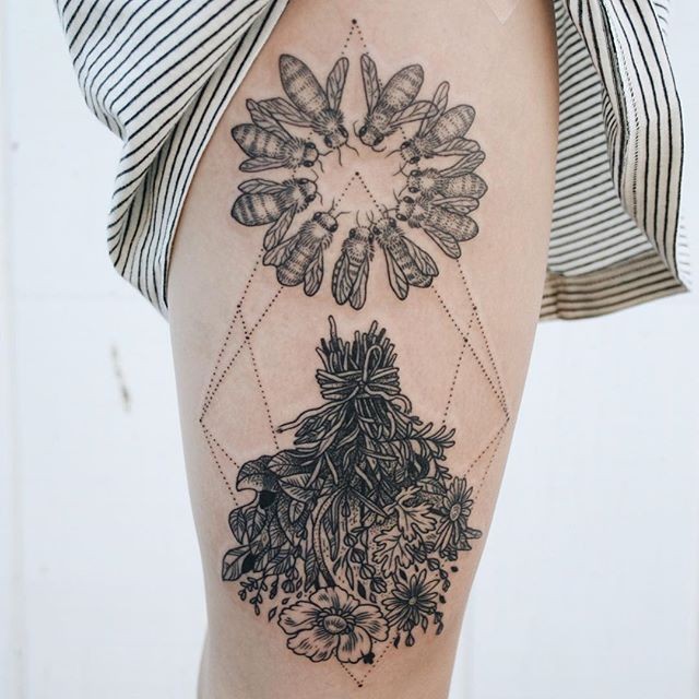 大腿黑色蜜蜂和花朵几何纹身图案