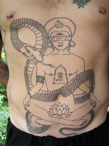 腹部佛像与蟒蛇线条纹身图案
