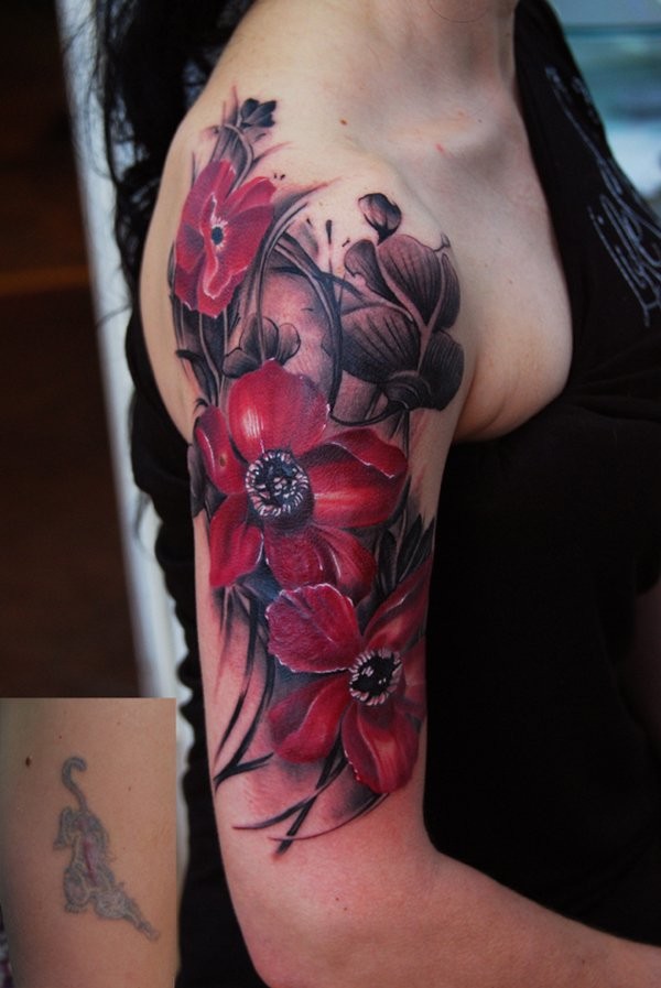 大臂蝴蝶和红色花朵纹身图案
