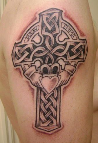 凯尔特十字架和心形纹身图案