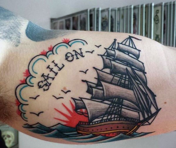 大臂简单的卡通彩色帆船字母纹身图案
