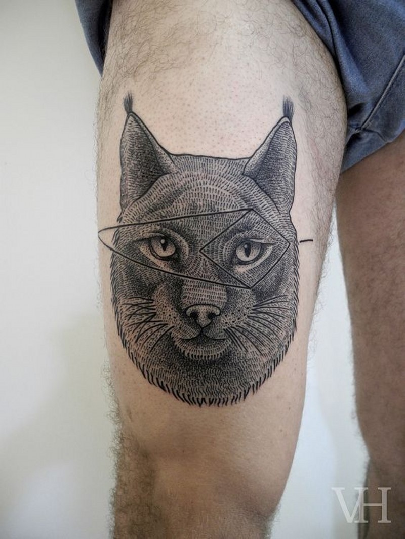 大腿手绘黑色猫头部纹身图案