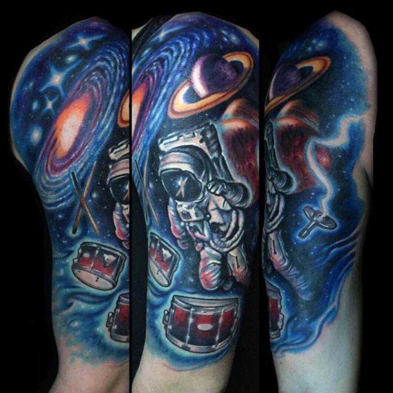 手臂彩色太空和宇航员星球纹身图案