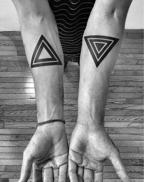 手臂黑白三角形几何风格纹身图案