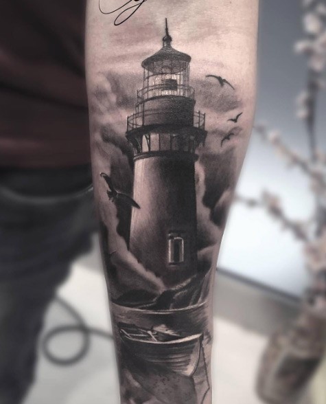 小臂华丽的黑白古老灯塔与船和海鸥纹身图案