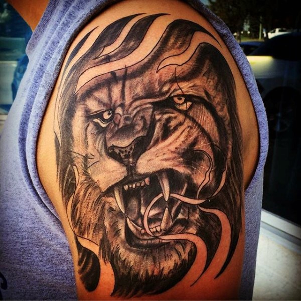 大臂传统黑白邪恶狮子头纹身图案