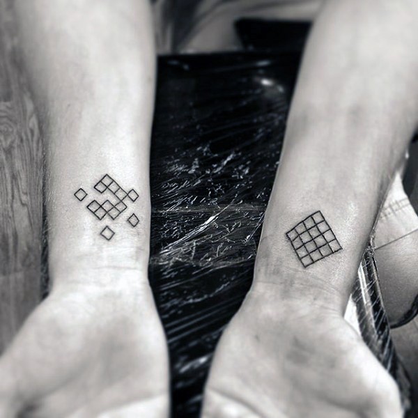 手腕微小的黑色几何组合纹身图案