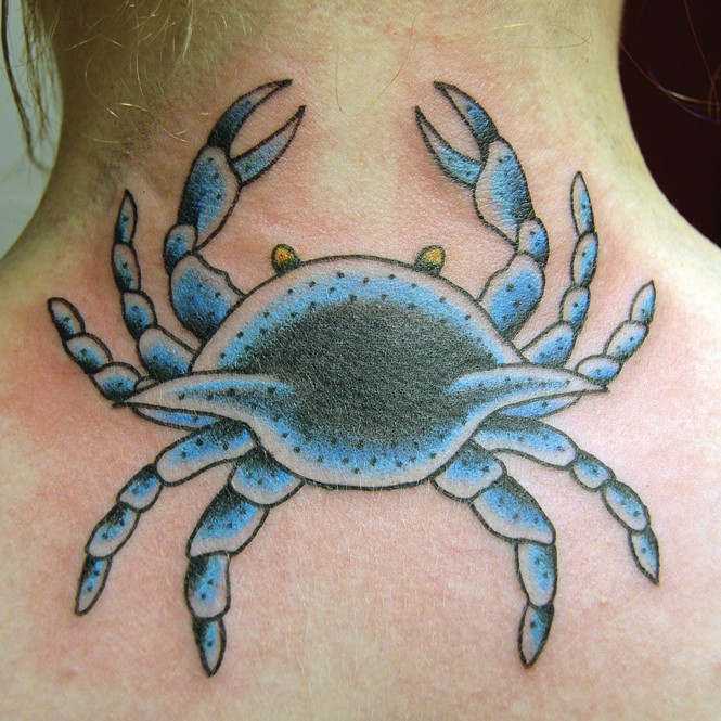 颈部蓝色与灰色螃蟹纹身图案