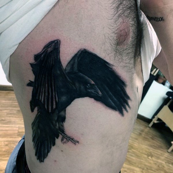 侧肋绚丽的黑色飞天乌鸦纹身图案