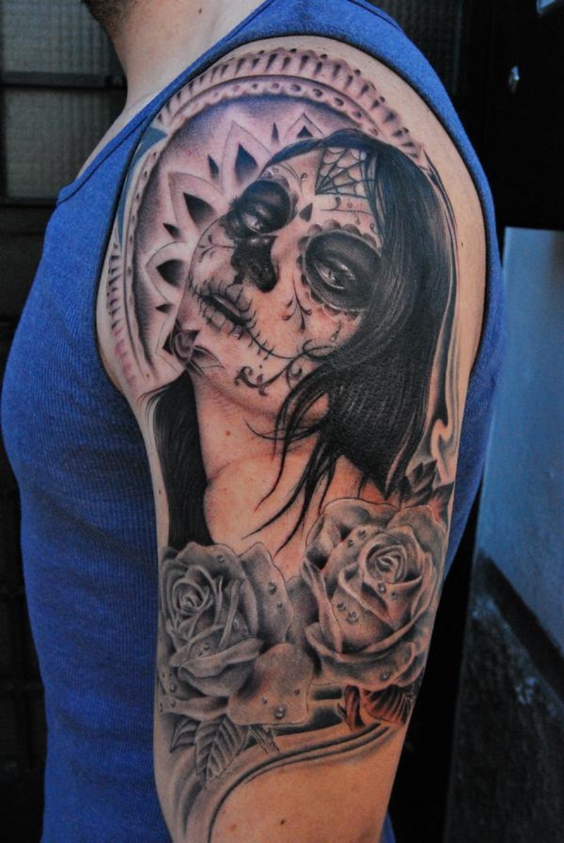 大臂黑色死亡女神玫瑰纹身图案