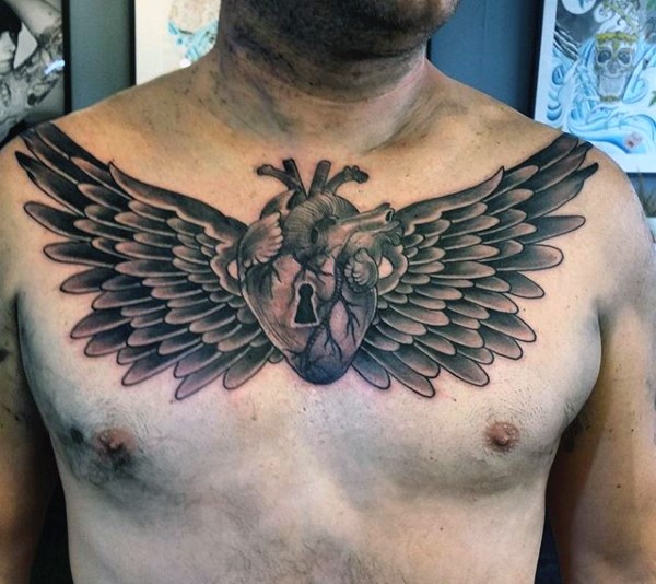 胸部原设计的心脏与翅膀纹身图案