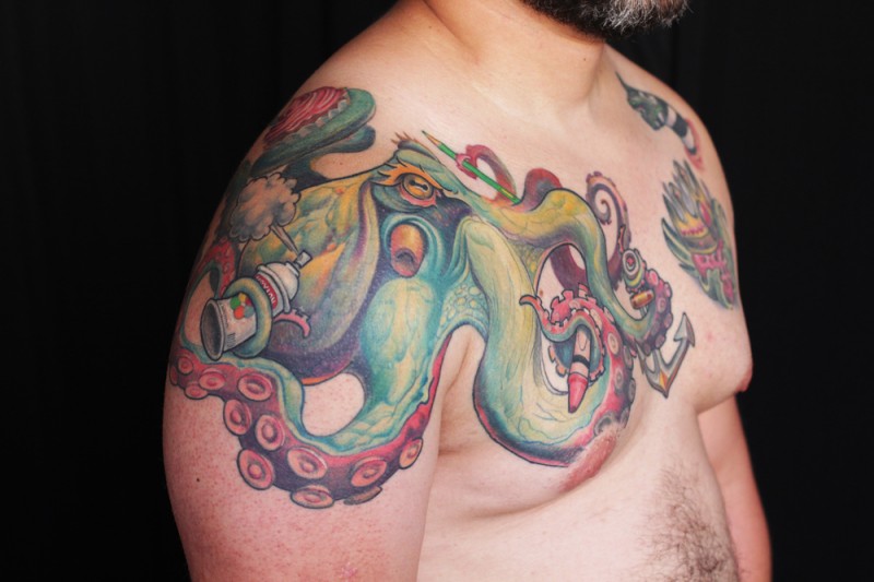 胸部和肩部绿色的章鱼纹身图案