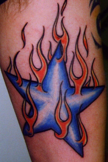 燃烧的蓝色星星纹身图案