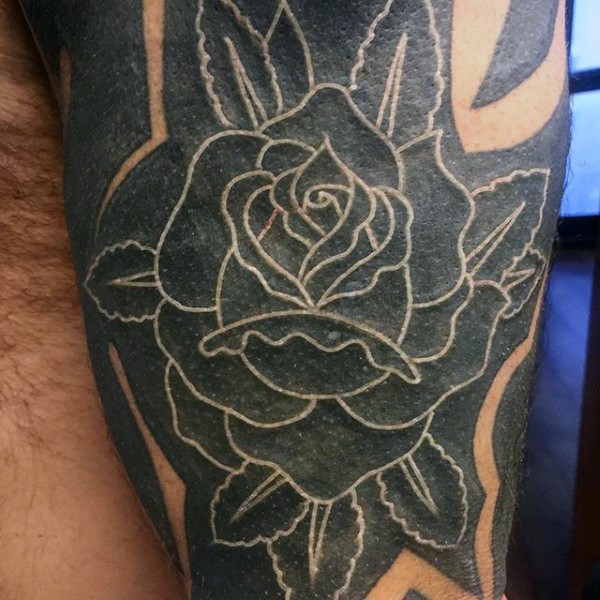 个性的黑白玫瑰花纹身图案