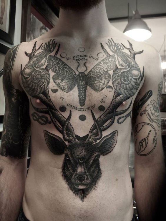 胸部和腹部华丽的黑色鹿头与蝴蝶蜗牛纹身图案