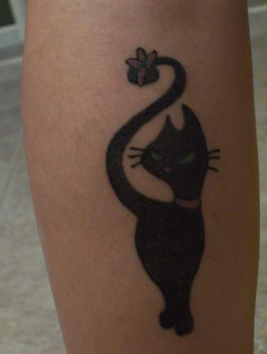 黑猫与花朵尾巴纹身图案