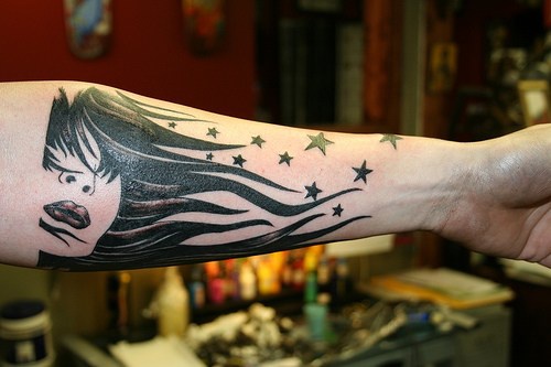 手臂女孩黑发和星星纹身图案