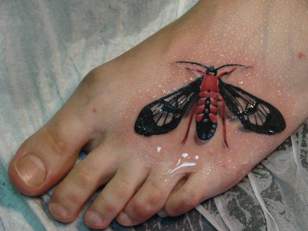 脚背立体逼真的蝴蝶纹身图案