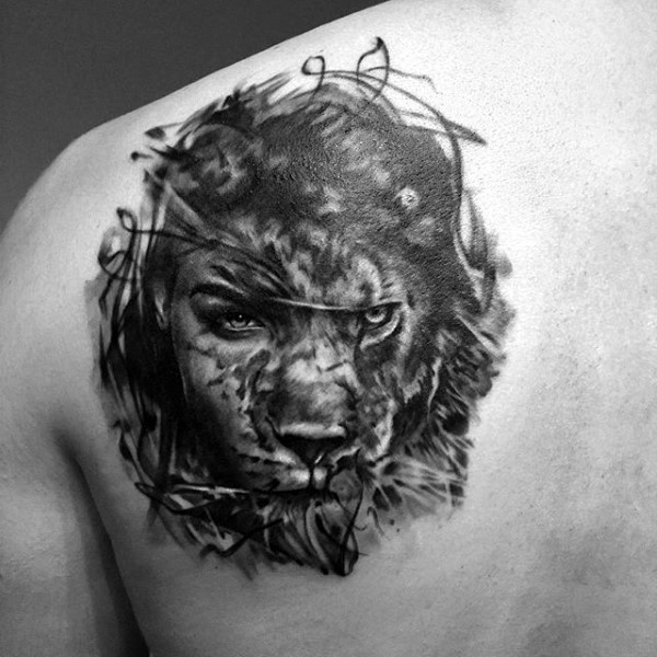 肩部神秘的黑白半狮子半人脸纹身图案