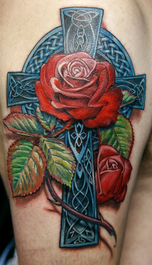 手臂逼真的玫瑰和凯尔特十字架纹身图案